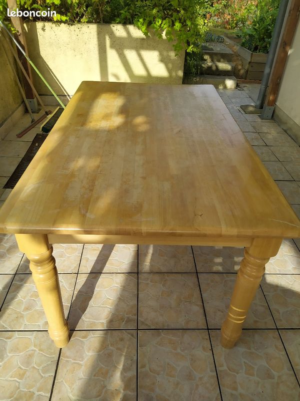 Table en bois (image 1)