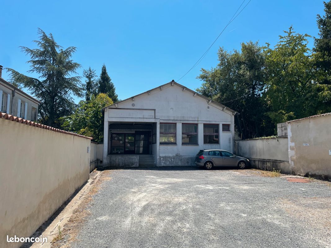 Local commercial 1 pièce 230 m² · à Barbezieux-Saint-Hilaire · 230 m² · 70 000 €