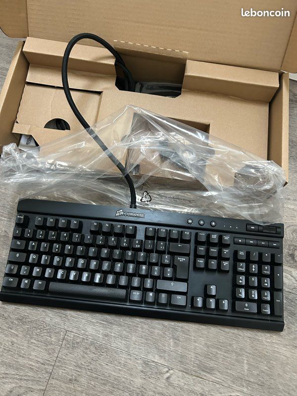 Lot Corsair Gaming – Clavier mécanique Vengeance K70 + Souris M65 RGB Elite (image 4)