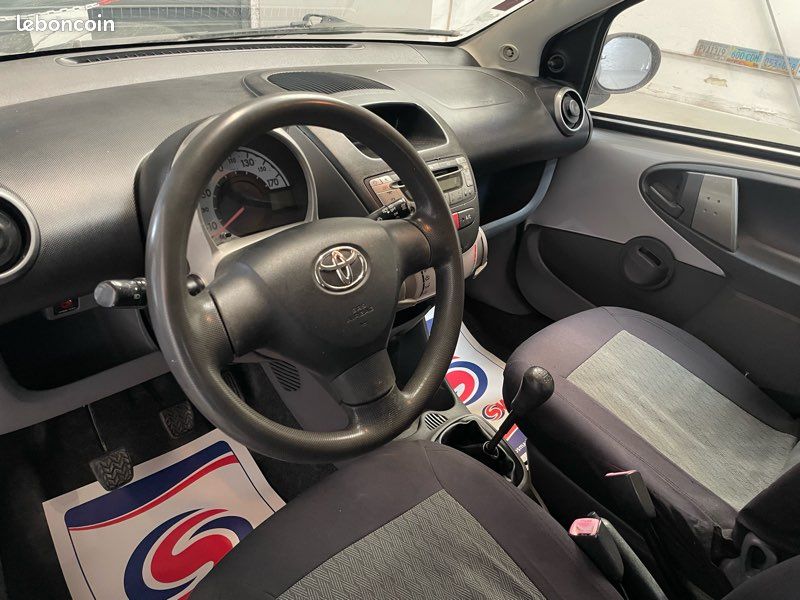 Toyota Aygo 1.0i VVT-i 68 Chvx « Climatisation,5 Portes » (image 3)