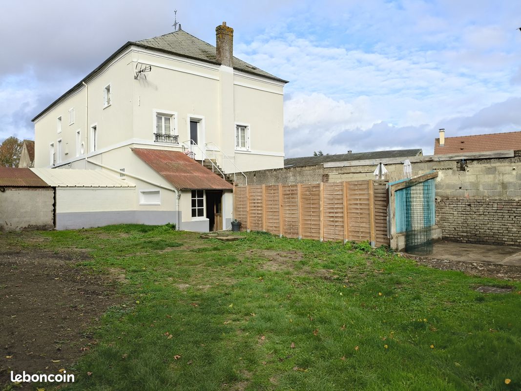 Immeuble 14 pièces 457 m² · à Sainte-Geneviève · 457 m² · 399 000 €