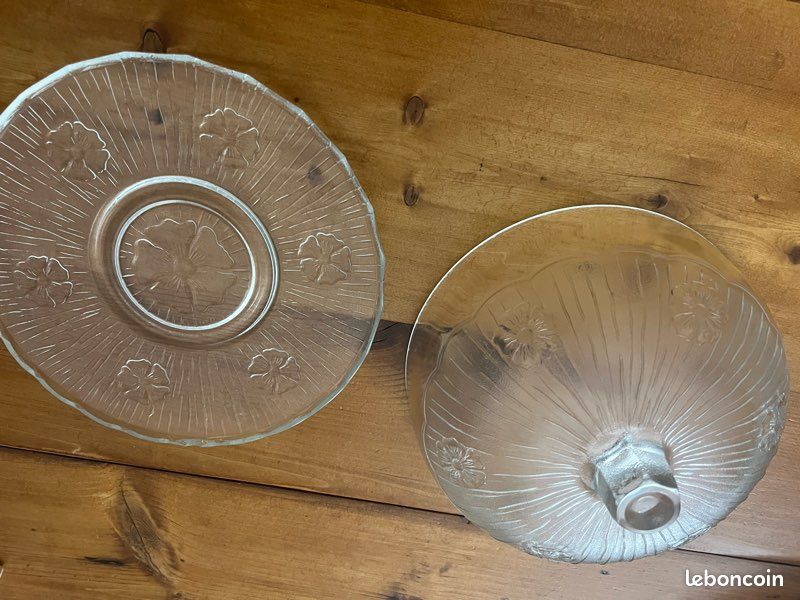 Cloche à fromage ou de conservation en verre avec plateau Cloche à fromage ou de conservation en verre avec plateau