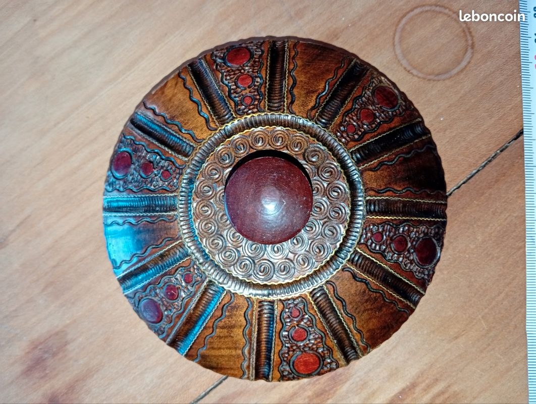 Sold Price: Importante boîte ronde en bois de zitan sculpté (?) à décor