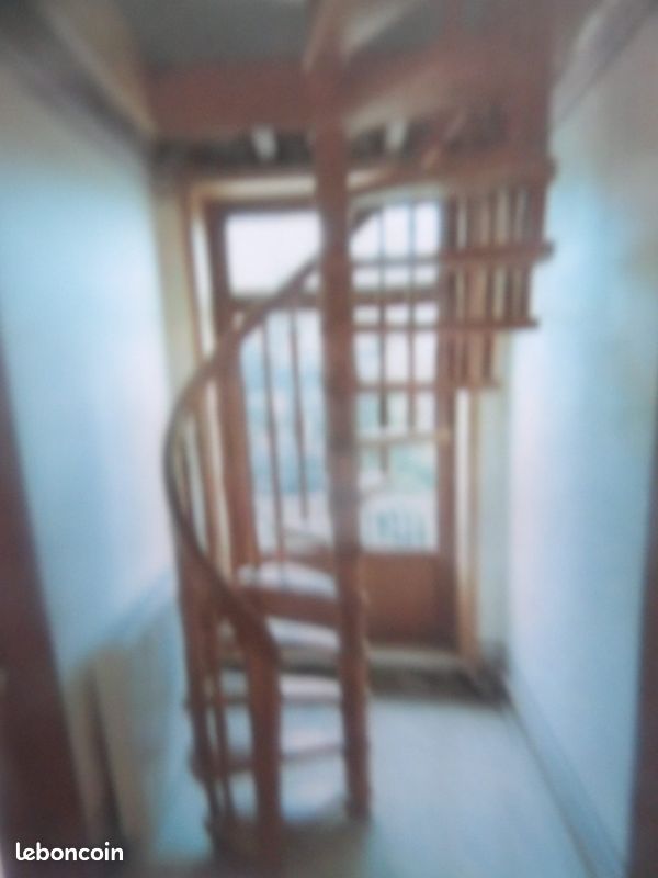 Escalier hélicoïdal en bois de pin couleur miel (image 6)