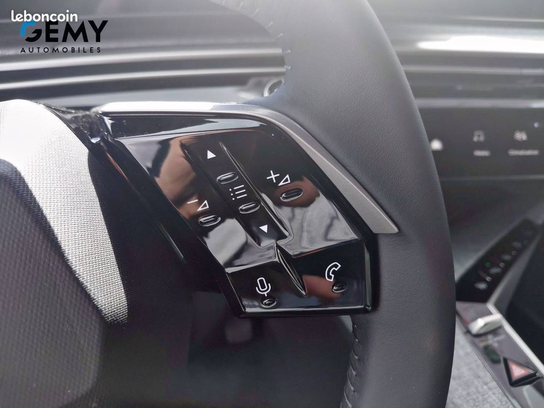 PEUGEOT 5008 Plug-in Hybrid 225 ch e-DCS7 Allure (image 12)