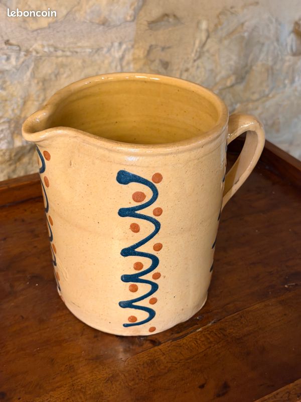 Pichet cylindrique ancien en terre cuite vernissée – Décor vagues & points bleu/marron (image 3)