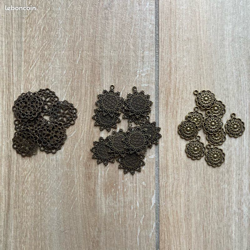 Petit lot d’apprêts breloques pendentifs fleurs couleur bronze vieilli pour création de bijoux (image 1)