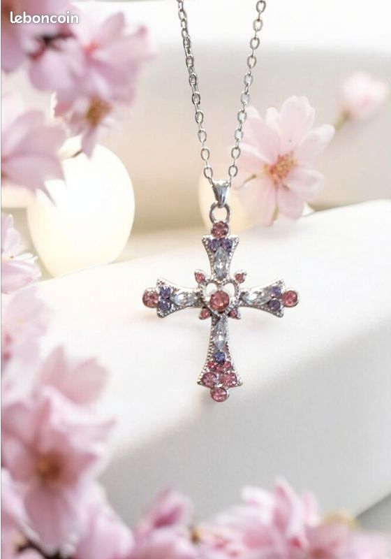 Collier Croix Pour Femme En Métal Argenté Avec Strass Roses Et Bleus - Neuf Sans Emballage