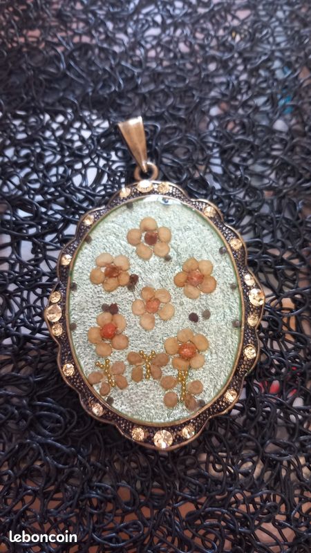 Pendentif Vintage - Bijou Ancien Et Joliment Détaillé - Occasion