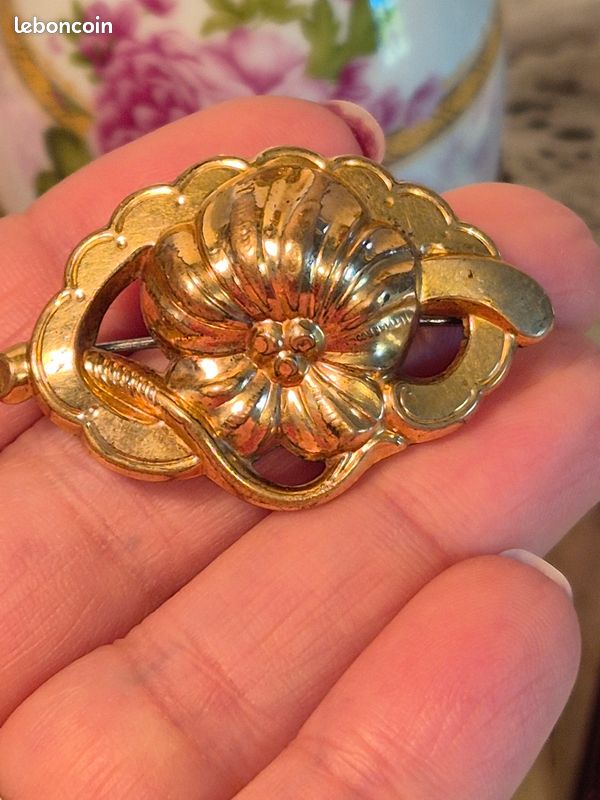 Broche ancienne de style Napoléon III En vente sur