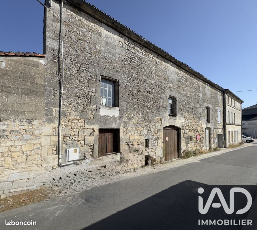 Maison 1 pièce 105 m² · à Châteauneuf-sur-Charente · 105 m² · 27 500 €