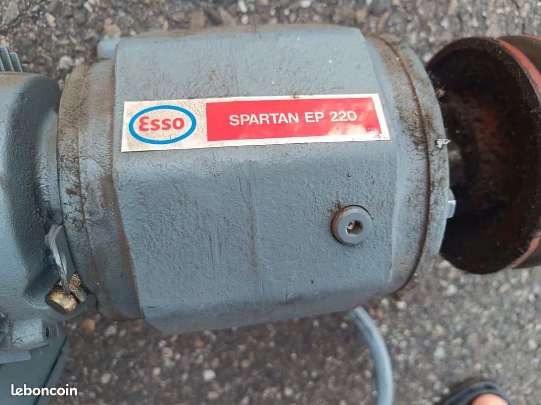 Motoréducteur triphasé SEW-EURODRIVE 0,55/0,88 kW avec frein + poulie (image 1)