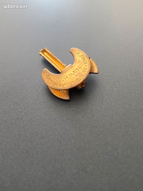 Insigne boutonnière FFE Fédération Française d'Escrime. Emaux