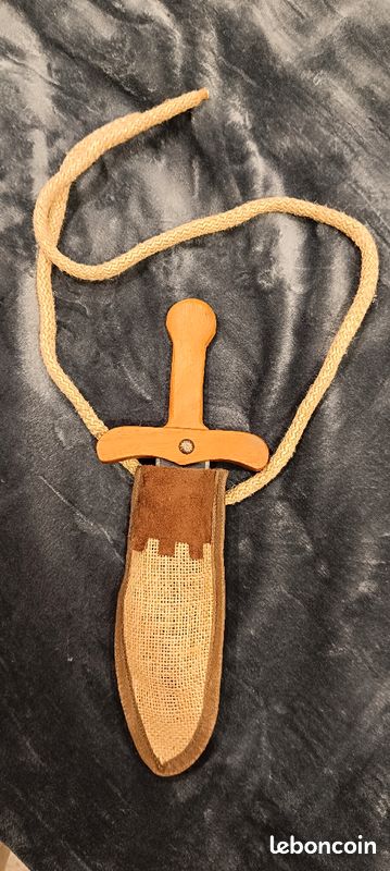 Accessoire en bois déguisement chevalier (image 1)