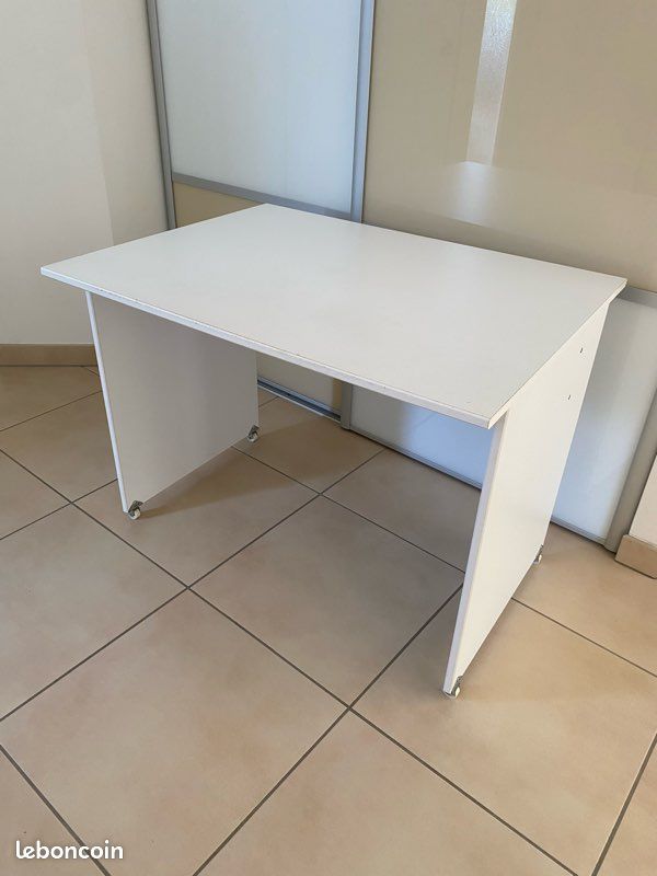 Bureau (image 1)