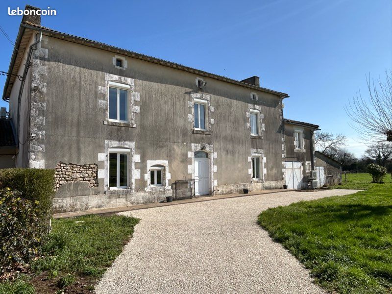 Maison 13 pièces 400 m² · à Valence-en-Poitou · 400 m² · 344 000 €