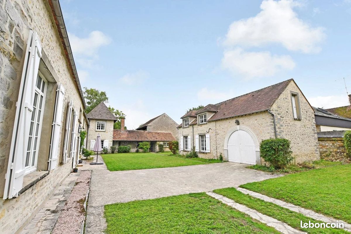 Maison 8 pièces 251 m² · à Moncourt-Fromonville · 251 m² · 2 600 €/mois