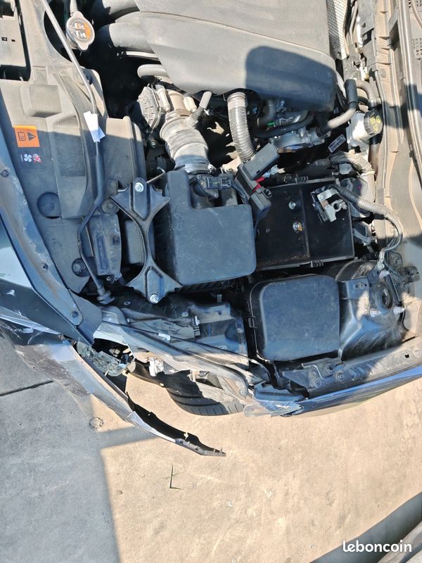 Mazda 2 1.5i accidentée (image 8)