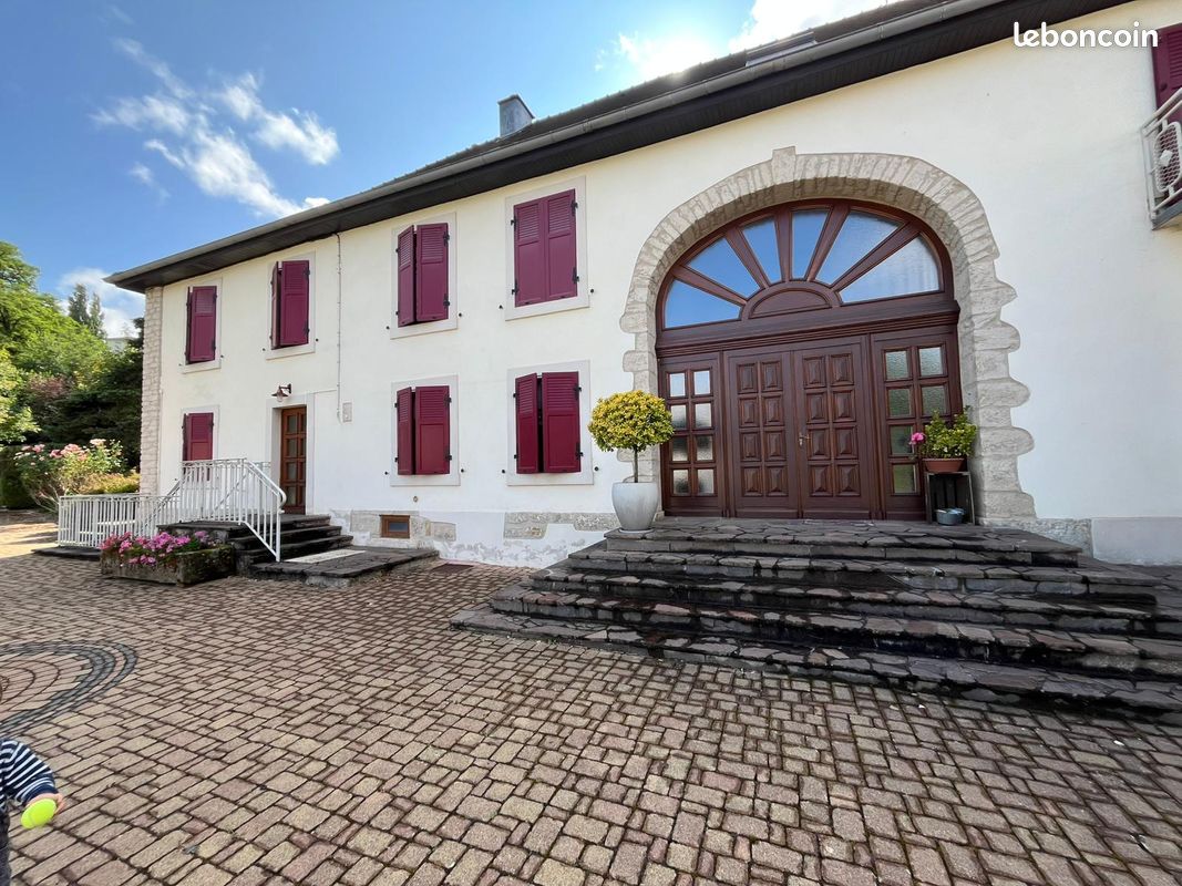 Maison 16 pièces 383 m² · à Étupes · 383 m² · 645 000 €