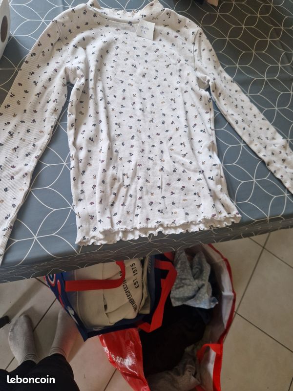 T shirt (image 1)