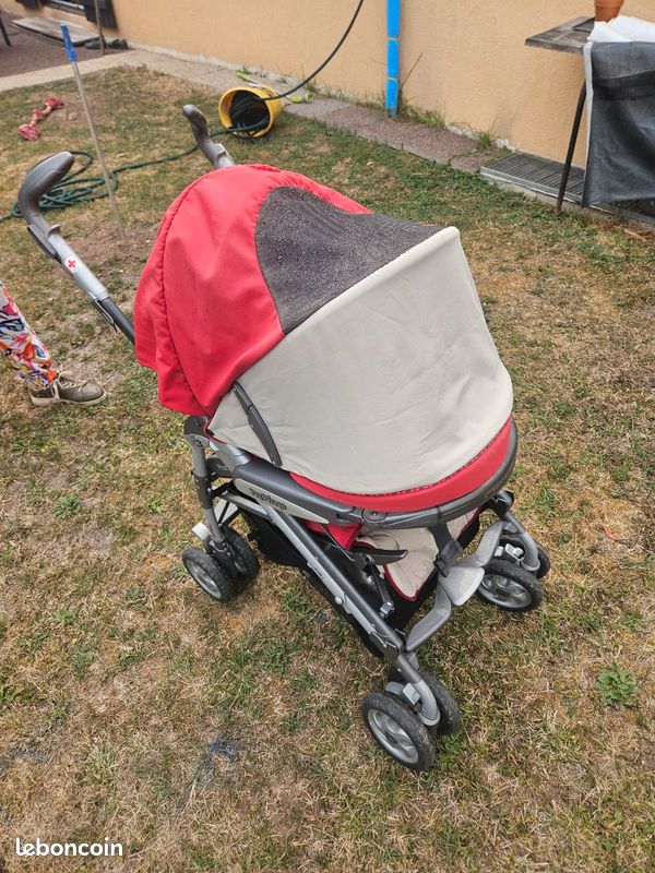 Poussette de la marque peg perego accompagne d'un siège pour mettre son enfant a l'arrière du vélo et d'un tour de lit pour bébé (image 2)