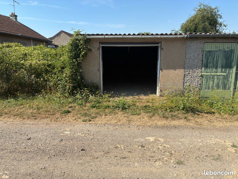Garage fermé de 22 m² · voiture, moto ou stockage · Audun-le-Roman · 100 €/mois