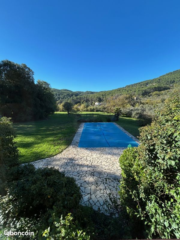 Maison 9 pièces 147 m² · à Châteaudouble · 147 m² · 520 000 €