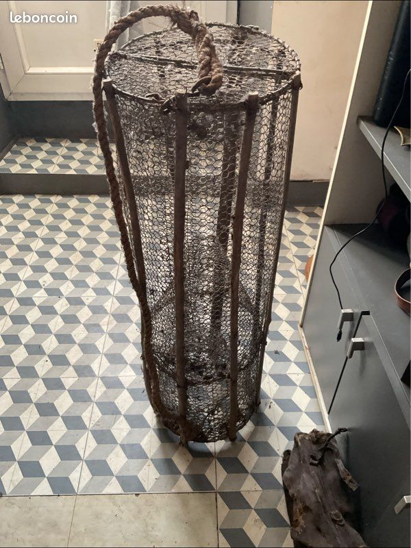 Panier de pêche ancien en osier : avec une lanière en cuir