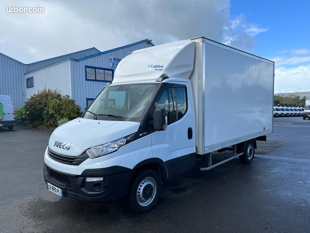 Utilitaire Fourgon avec parois et toit rigide Iveco Iveco Daily 35S16 (image 1)
