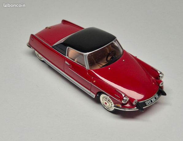 CITROEN DS 19 1962 Rouge Toit Noir UNIVERSAL HOBBIES 1:43 blister d