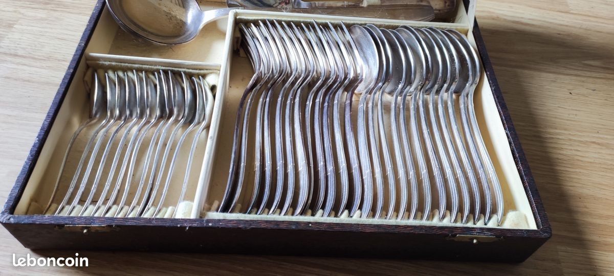 Complète ménagère en fer argenté (image 1)