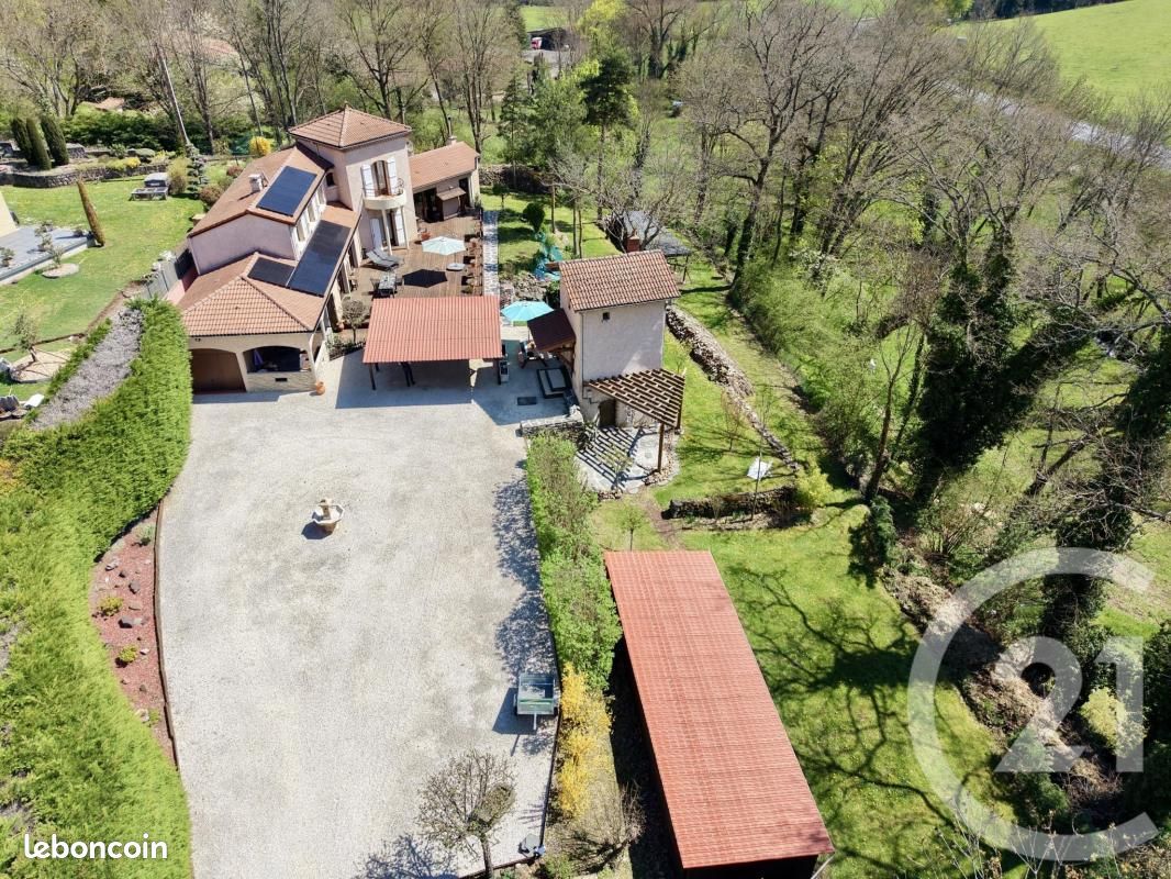 Maison 8 pièces 212 m² · à Sanssac-l'Église · 212 m² · 365 000 €