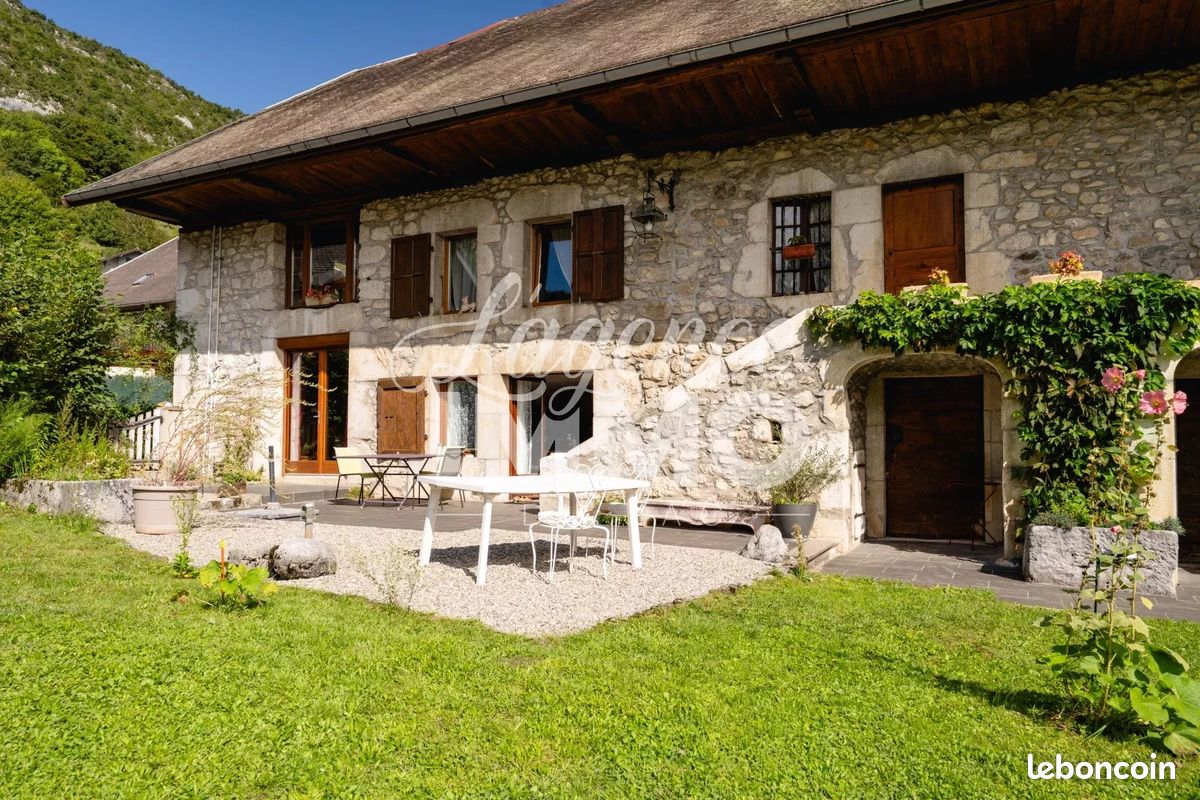 Maison 8 pièces 230 m² · à Lathuile · 230 m² · 590 000 €