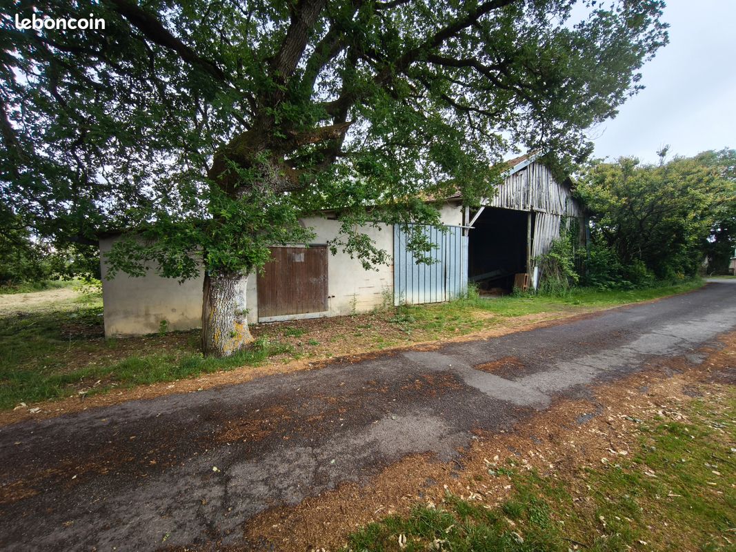 Hangar 152 m² sur 1300m² construtible + 2,4 ha à Tercé (86) · 69 000 €