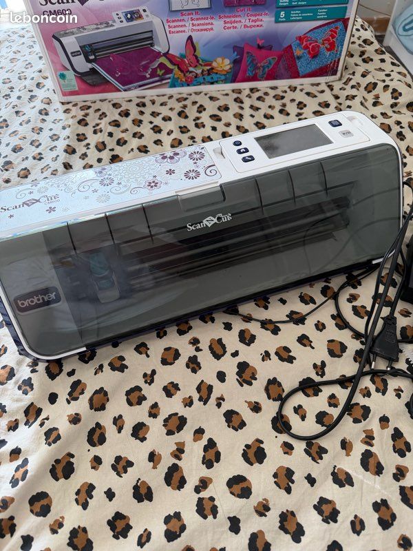 Machine de découpe Brother ScanNCut CM600 + accessoires et tapis (image 6)