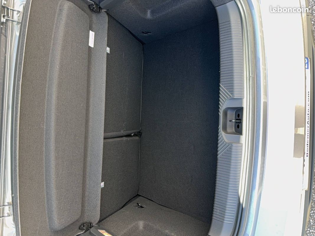RENAULT Clio E-Tech full hybrid 160 ch Techno (image 18)