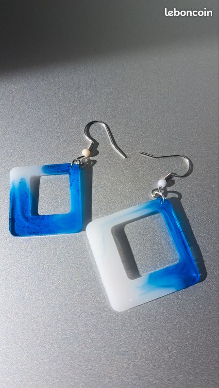 Boucles d oreilles losange marbrées blanches et bleues (image 2)