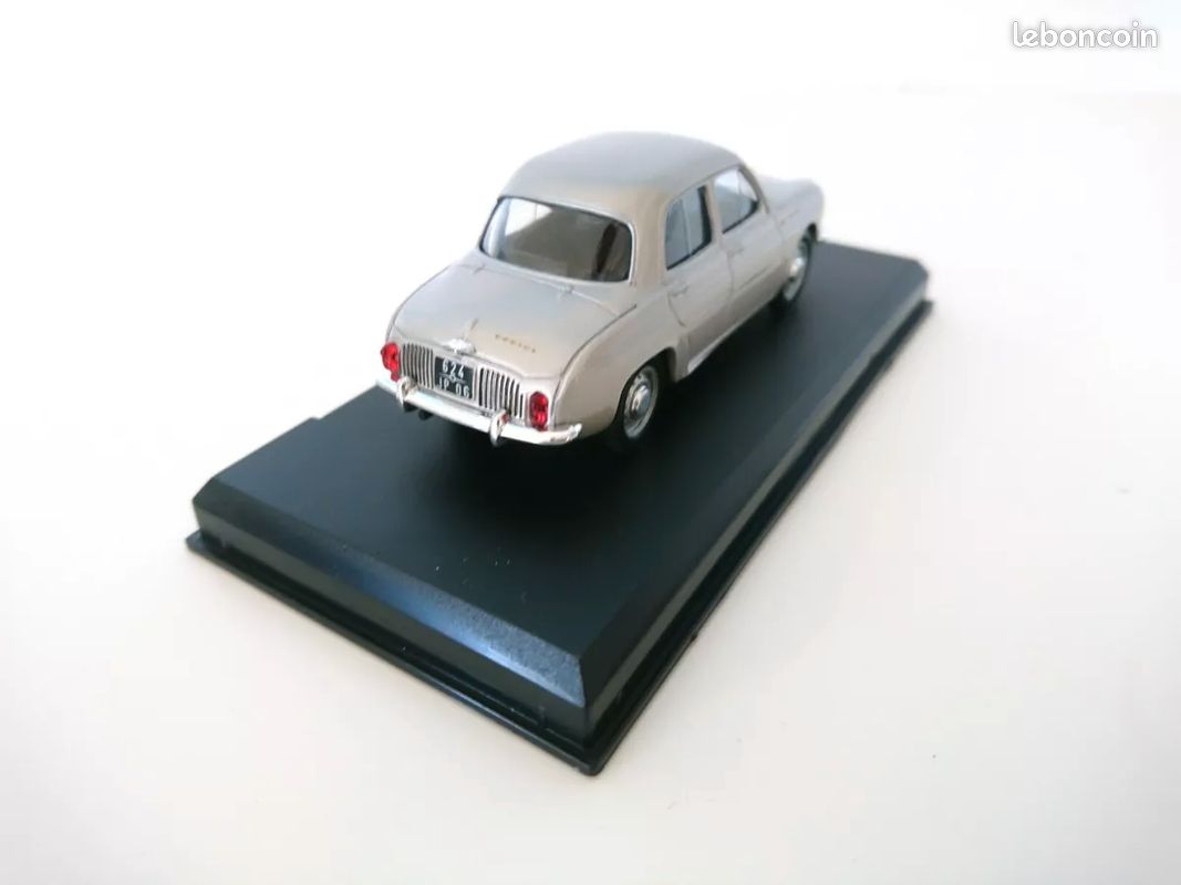 Miniature NOREV Renault Dauphine 1961 échelle 1/43 - Bordeaux - Avec Défauts (manque Phare, Boîte Abîmée)