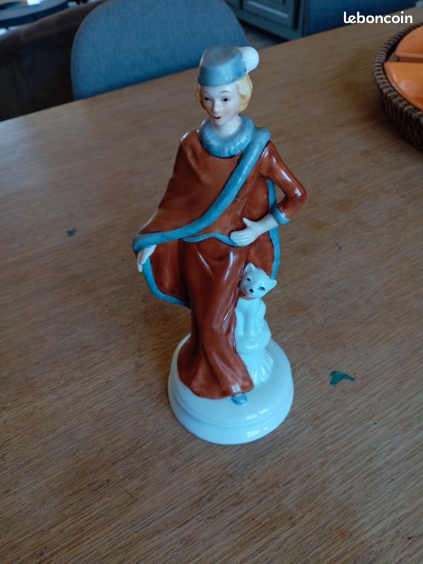 Figurine en faïence d’une femme des années folles avec son chat (image 1)