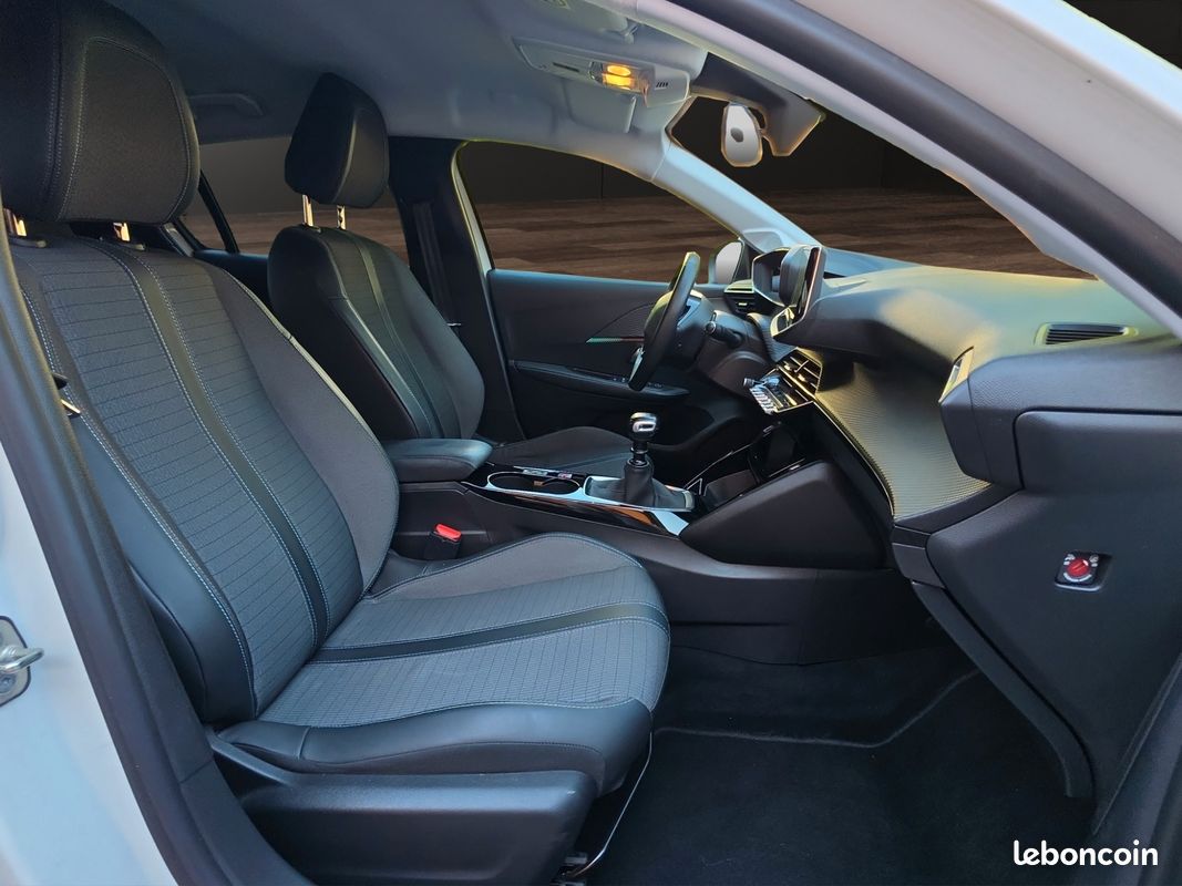 PEUGEOT 208 II 1.2 100 ch ALLURE - 1ER MAIN - COURROIE OK - ENTRETIEN CONSTRUCTEUR - GARANTIE 12 MOIS (image 17)