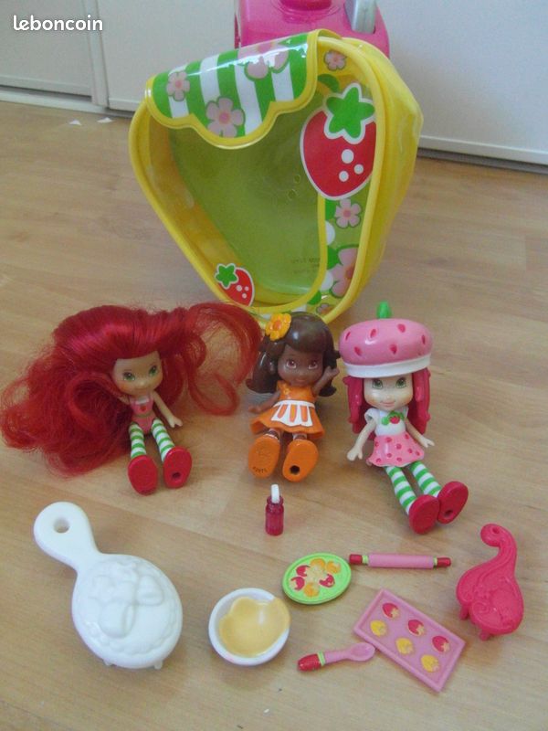 Charlotte aux fraises figurines et livre (image 1)