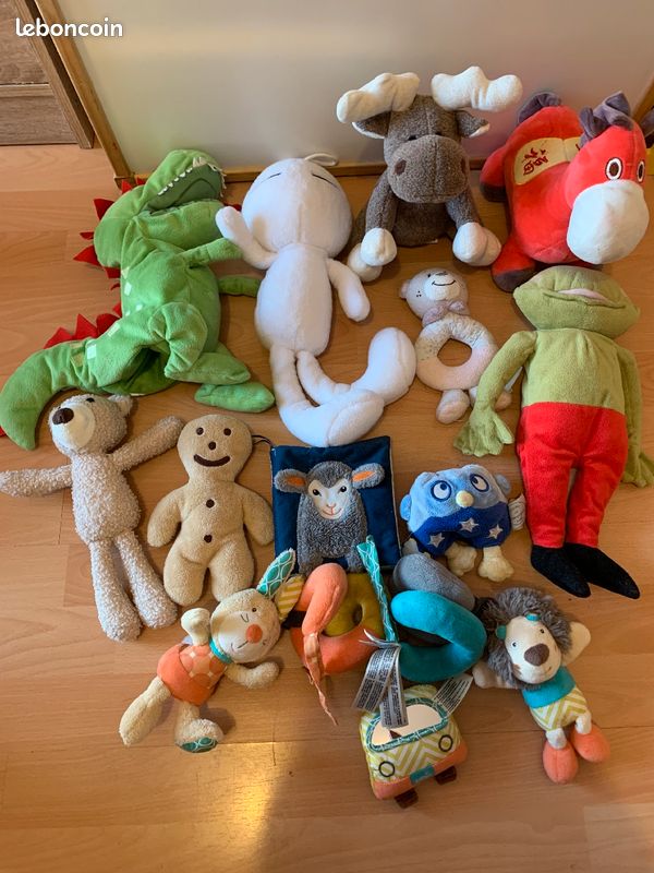 Lot Peluches Bébé + livres tissus + 1 arche de poussette + poupée dinosaures (image 1)