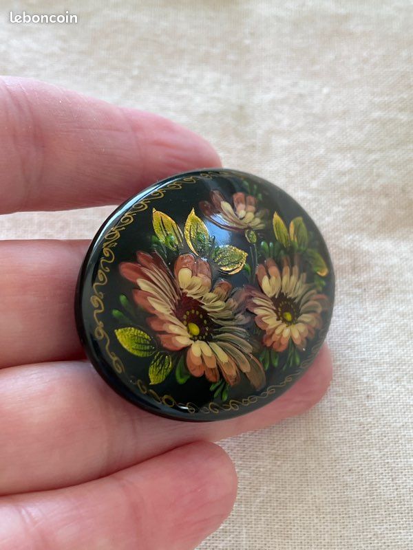 Broche FEDOSKINO En Nacre Peinte à La Main - Paysage D'hiver Russe - Femme