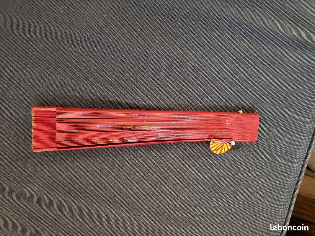 Éventail Espanol en bois peint et tissu rouge avec taureau ajouré et fleurs peintes (image 4)