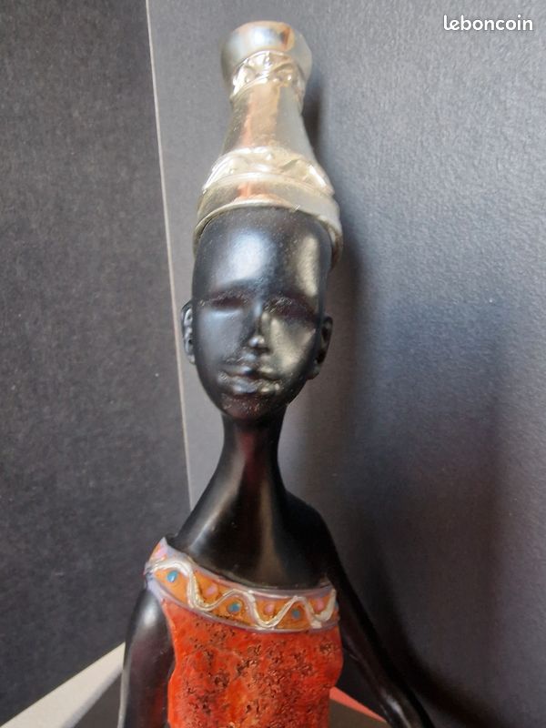 Statue de femme africaine en résine - Label Emmaüs