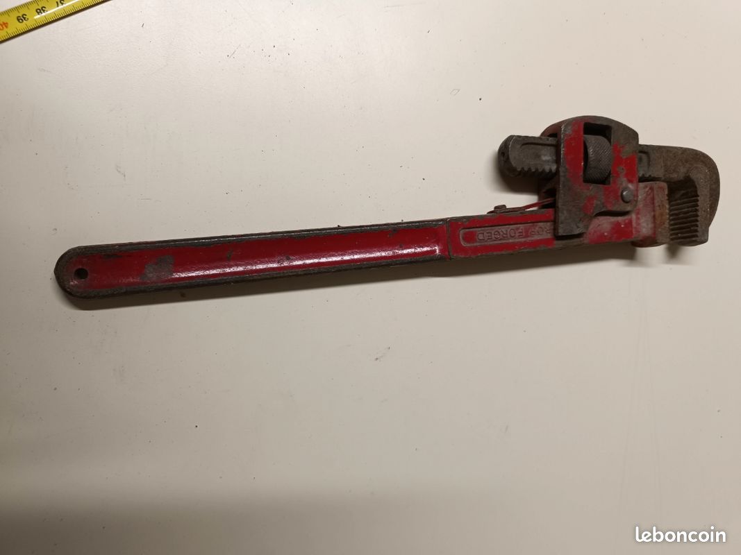 Clé à Tuyau 18 Pouces – Mâchoires Forgées, Rouge, Vintage, Fabriquée à Taiwan