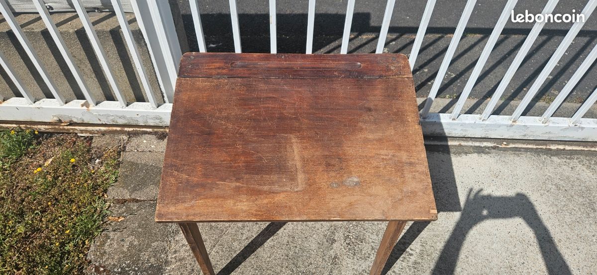 Bureau d'écolier ancien en bois avec plateau relevable (image 1)