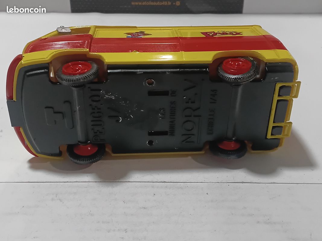 Miniature Norev 1:43 Peugeot J7 + Caravane Cirque Pinder, Collection