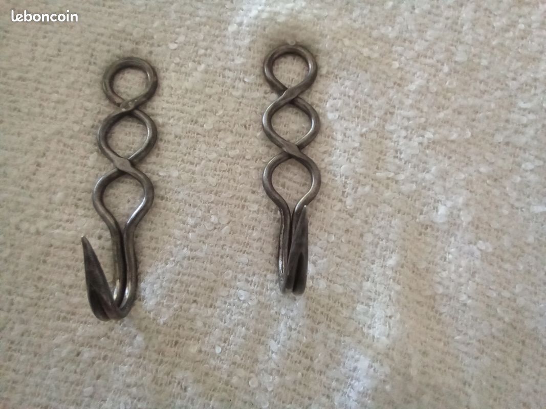 Crochets de boucherie anciens par 2 (image 1)