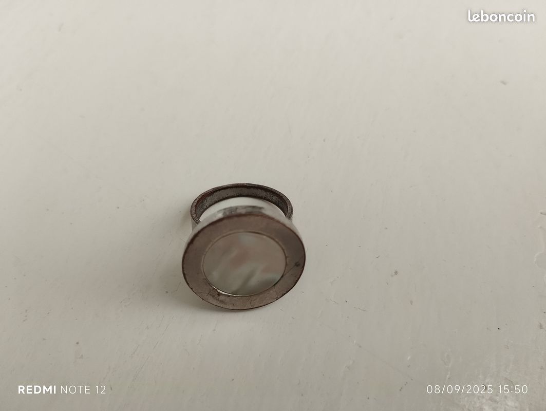 Jolie bague avec incrustation blanche (image 2)